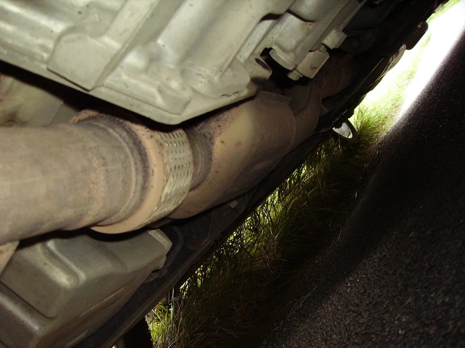 Realus katalizatorius automobilio dugne, sujungtas su išmetimo vamzdžiu