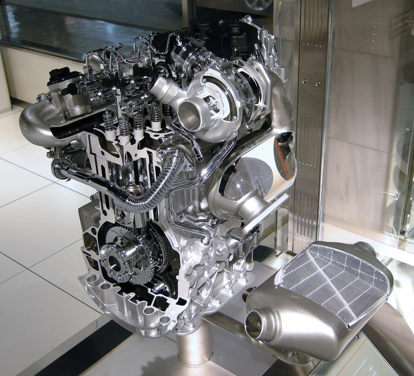 Realus Nissan Renault M9R dyzelinio variklio pjūvis su šalia esančiu DPF